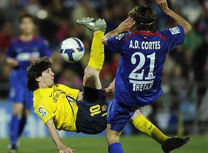 Messi remata acrobáticamente pese a la oposición de Cortés.