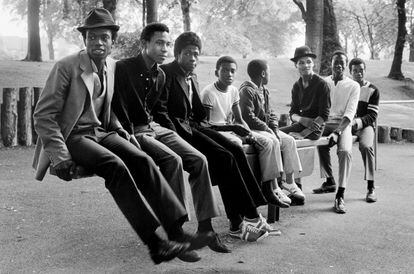 'Young Men on a Seesaw in Handsworth Park' (1984), de Vanley Burke.