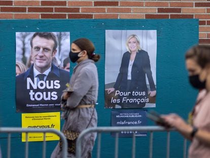 Carteles de Macron y Le Pen a la entrada de un colegio electoral el sábado en Burbank (California), abierto para los franceses residentes en Estados Unidos.