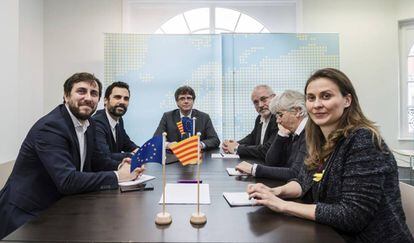 Lluís Puig y Clara Ponsatí, a la derecha, junto a Carles Puigdemot, Roger Torrent, Toni Comín y Meritxell Serret, en una imagen de archivo.