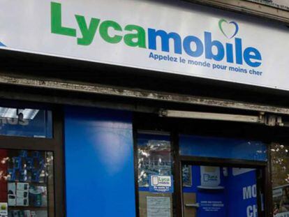 Un locutorio con un carte de Lycamobile.