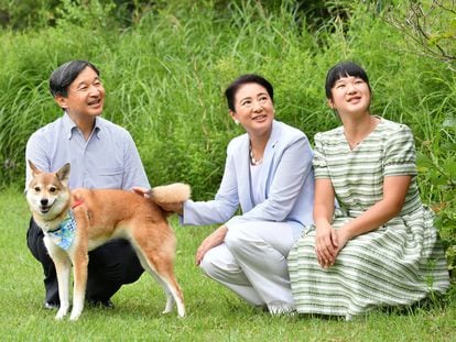 El emperador Naruhito junto a su esposa Masako y su hija Aiko, en su casa de Nasu, Japón, el pasado agosto.