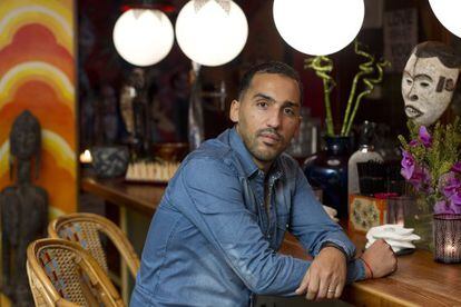 Zahir Belounis, en una cafetería