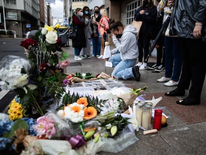 Altar espontáneo colocado hace un año en la calle de A Coruña en el que Samuel Luiz recibió la paliza mortal.