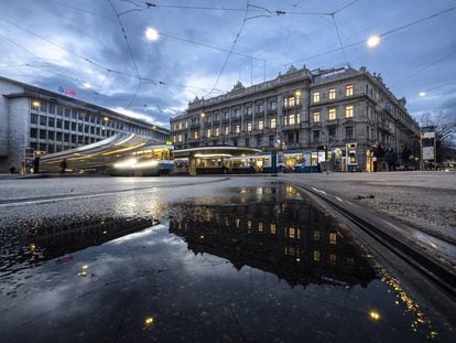 Una vista general de las sedes de Credit Suisse (derecha), y de UBS (izquierda), en la Paradeplatz de Zurich.