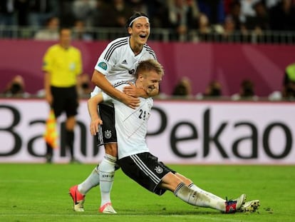 Özil celebra el cuarto gol de Reus.