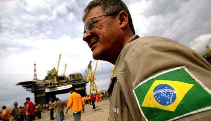Empleados de Petroleo Brasileiro SA (Petrobas) esperan la puesta en funcionamiento de la plataforma P- 51, en Angra dos Reis (Brasil).