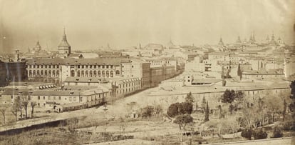 1857 年阿托查街的景观，中心是旧医学院，通过带有拱门的侧翼（今天的音乐学院）与医院（今天的索菲亚王后国家博物馆，最左边）相连。