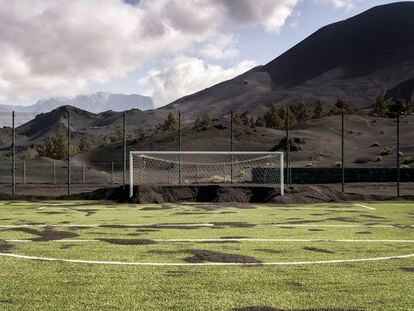Instalaciones deportivas multidisciplinares del barrio de Las Manchas, en El Paso. Esta cancha ha estado durante meses sepultada por las cenizas volcánicas. La imagen es de abril de este año.