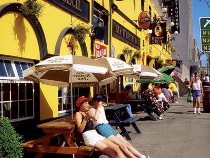 Dos turistas en el centro de Limerick. 