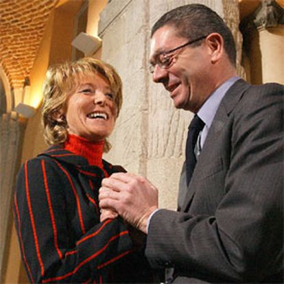 Aguirre es felicitada por su predecesor en el cargo, Alberto Ruiz Gallardón.