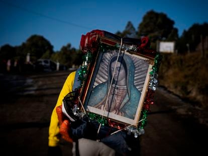 Peregrinos de camino a la Basílica de Guadalupe cruzan el Parque Nacional Izta-Popo el día 10 de diciembre 2022.