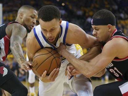 Stephen Curry, entre Lillard, y su hermano Seth.