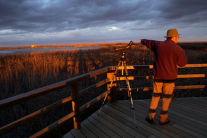 Un ornitólogo señala hacia un observatorio de aves en la Laguna de la Nava, en Fuentes de Nava (Palencia).