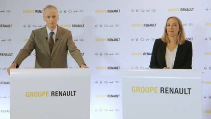 El presidente del grupo Renault, Jean-Dominique Senard, y la directora general interina, Clotilde Delbos, presentan el plan a tres años de la compañía, este viernes.