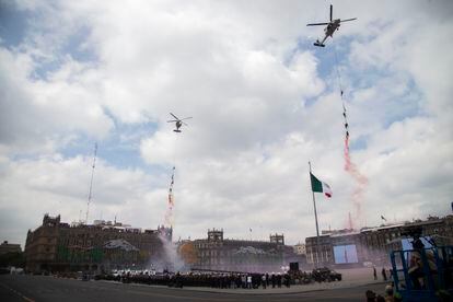 De acuerdo al secretario de la Defensa Nacional, Luis Cresencio Sandoval, este año han marchado 7.380 elementos de la Guardia Nacional, el triple que en años anteriores. En la imagen, elementos de la Guardia Nacional descienden de un helicóptero durante el desfile.