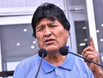 Evo Morales durante su llegada al aeropuerto de Ciudad de México, este martes. 