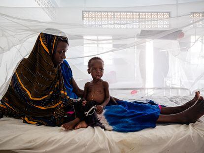 Después de una visita a la clínica móvil en el campo de desplazados internos de Luglow, le dijeron a Haawo Abass (20) que llevara a su hijo Abdelnasr (16 meses) al centro de estabilización en Kismayo. El niño sufre desnutrición proteica, una enfermedad típica del período de destete.