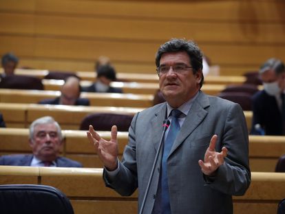 El ministro de Inclusión, Seguridad Social y Migraciones, José Luis Escrivá, interviene durante una sesión de control en el Senado.