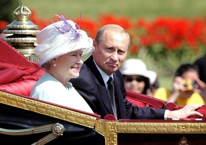 La reina Isabel II de Inglaterra y el presidente de Rusia Vladimir Putin, a su llegada al palacio de Buckingham en Londres en una carroza descubierta, en el primer día de la visita oficial de Putin al Reino Unido, el 24 de junio de 2003.