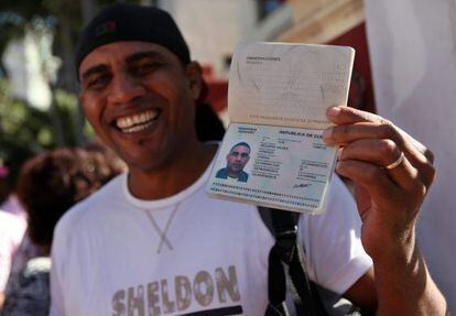 Un hombre muestra su pasaporte en La Habana.