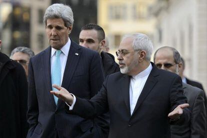 Mohammad Javad Zarif se pasea por el centro de Ginebra con John Kerry, el pasado 14 de enero.