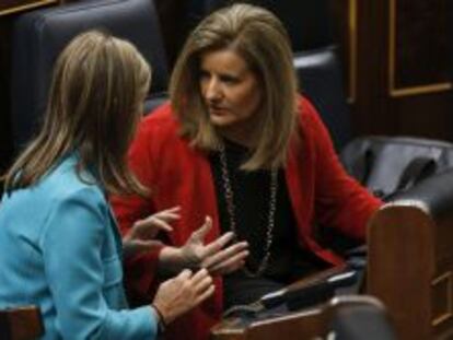 La ministra de Sanidad, Servicios Sociales e Igualdad, Ana Mato (i), conversa con la ministra de Empleo, F&aacute;tima B&aacute;&ntilde;ez (d), al inicio hoy de la sesi&oacute;n de control en el Congreso de los Diputados.