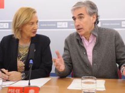 Ram&oacute;n J&aacute;uregui y Blanca Roncal, en su rueda de prensa en Vitoria.