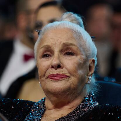 MALAGA, SPAIN - MARCH 01: Actress Lola Herrera receives the Biznaga Ciudad del Paraiso award during the opening Gala at the Cervantes Theater during the Malaga Film Festival 2024 on March 01, 2024 in Malaga, Spain. (Photo by Carlos Alvarez/Getty Images)