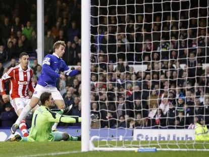 Deulofeu marca su gol al Stoke City.