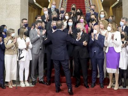 Alberto Núñez Feijóo era aplaudido y felicitado por su grupo parlamentario al finalizar el miércoles la entrega de medallas del Parlamento Gallego, en Santiago.