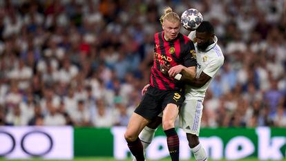 Rüdiger y Haaland pelean por un balón en la ida de la semifinal de la Champions del año pasado en el Bernabéu.