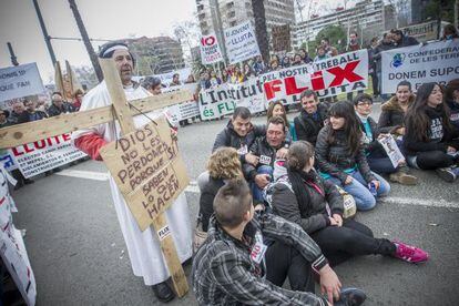 Corte de la Diagonal de Barcelona el pasado lunes en protesta por el ERE de Ercros en Flix.