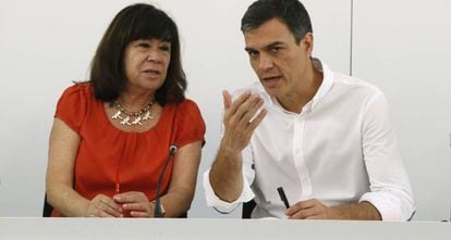 El secretario general del PSOE, Pedro S&aacute;nchez, junto a la presidenta del partido, Cristina Narbona. 
