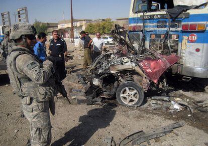 Soldados estadounidenses montan guardia en la zona de un atentado terrorista en la ciudad de Kirkuk, al norte de Bagdad.