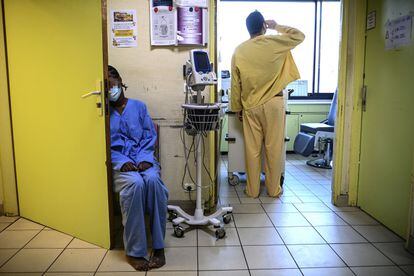 Pacientes en el centro de salud mental Ville-Evrard, en Saint- Denis (Francia), en noviembre de 2020.