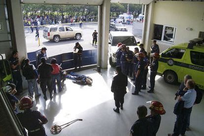 Bomberos y policías de Guatemala rodean, ayer, el cadáver de Facundo Cabral.