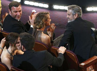 Ben Affleck besa a su mujer Jennifer Garner tras saber que su película 'Argo' ha sido la ganadora del Oscar a la mejor película. George Clooney es el productor de este film.