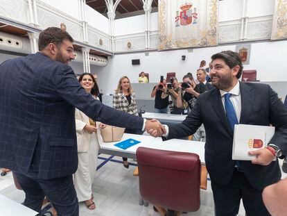 El presidente en funciones de la Comunidad de Murcia, Fernando López Miras, a la derecha, saluda al portavoz de Vox, José Ángel Antelo, este miércoles en la Asamblea de Murcia.