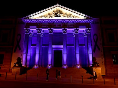 La fachada del Congreso se ilumina de violeta con motivo del Día de la Mujer.