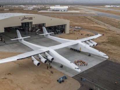 El Stratolaunch, fuera del hangar en el desierto de Mojave.