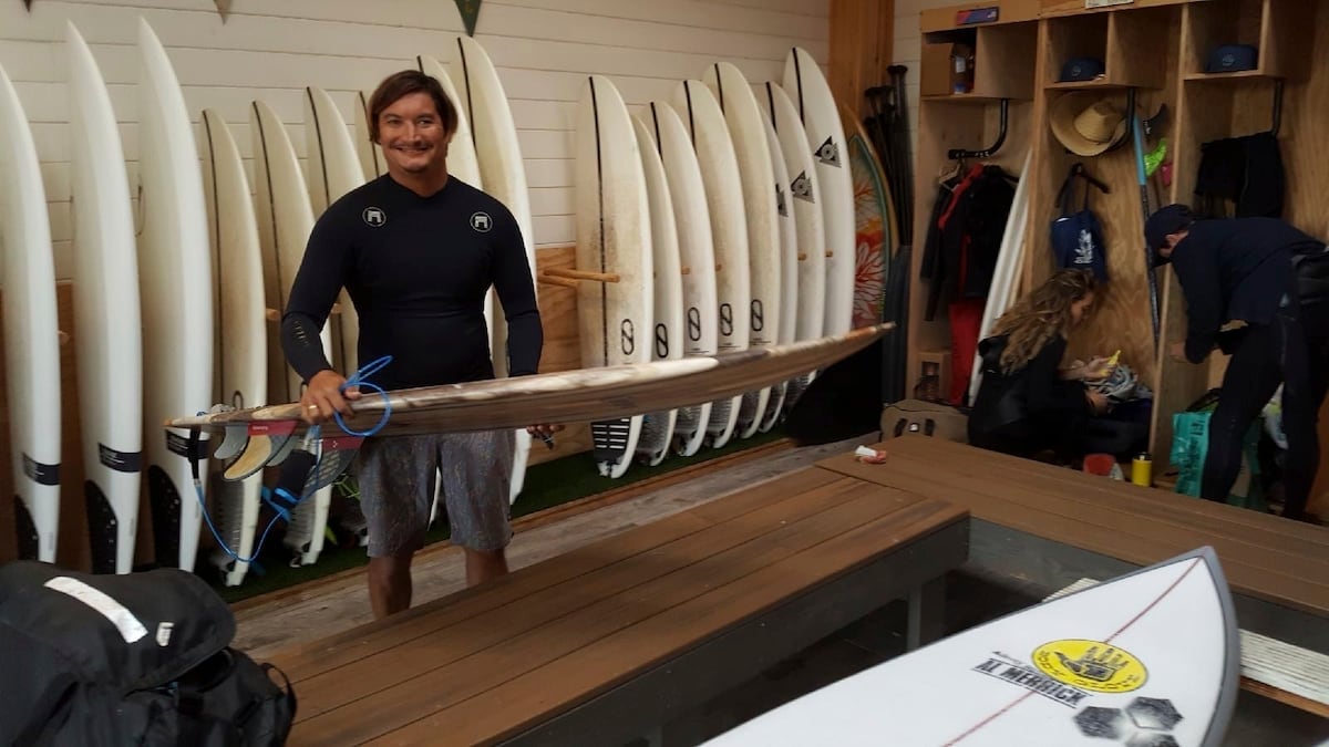La surfista hawaiana Mikala Jones se corta la arteria femoral mientras practica surf |  deportado