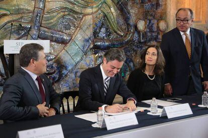El secretario de Educaci&oacute;n, Aurelio Nu&ntilde;o, firma el acuerdo con el l&iacute;der del SNTE, Juan D&iacute;az de la Torre.