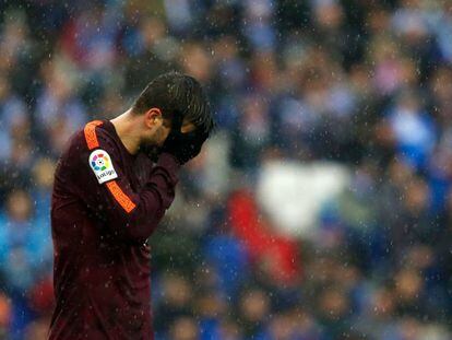 Piqué, este domingo en el RCDE Stadium durante el derbi