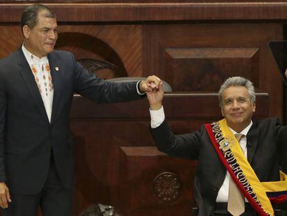 Rafael Correa levanta la mano de Len&iacute;n Moreno.