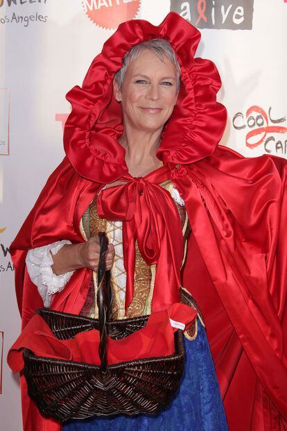 La actriz Jamie Lee Curtis vuelve a la infancia vestida de Caperucita Roja. ¡Hasta se ha quitado años de encima!