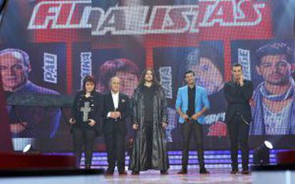 Los cuatro finalistas junto a Jes&uacute;s V&aacute;zquez, en la gala del mi&eacute;rcoles