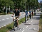 Diverses persones es mouen en bicicleta per un carril bici de Barcelona.