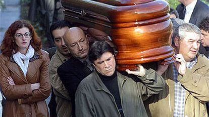 Maite Pagaza acompaña el féretro de su hermano en el cementerio donostiarra de Polloe.