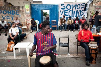 Nave ocupada en la calle Puigcerdà 127 donde viven unas 300 personas.